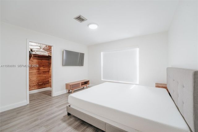 11080 Peachtree Dr, Miami, FL 33161