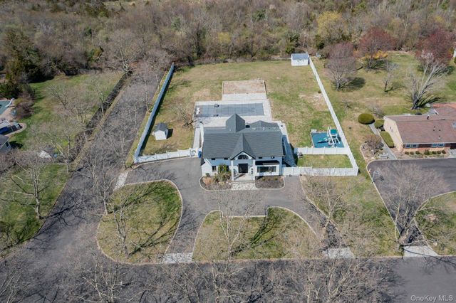 25 Quintree Lane, Melville, NY 11747