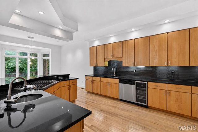 350 N Meramec Avenue, Clayton, MO 63105