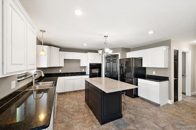 49931 Shelby Creek Drive, Utica, MI 48317
