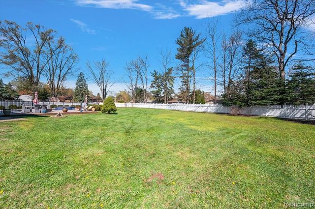 49931 Shelby Creek Drive, Utica, MI 48317