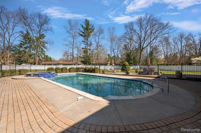 49931 Shelby Creek Drive, Utica, MI 48317