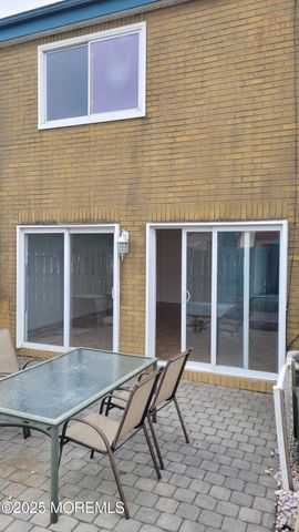 8 Chatham Court, Brick, NJ 08724