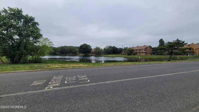 8 Chatham Court, Brick, NJ 08724