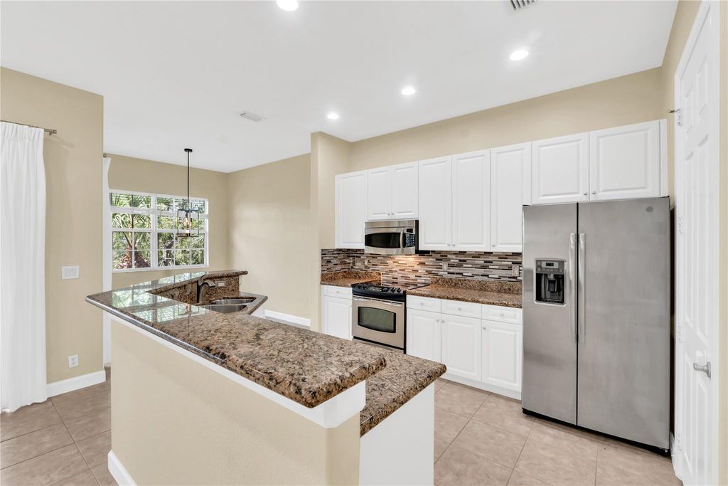 Image 5 of property listing at 8035 NW 127TH LN 3E, Parkland, FL 33076
