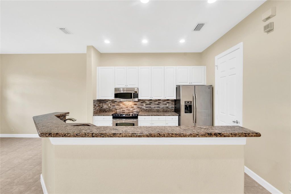 Image 6 of property listing at 8035 NW 127TH LN 3E, Parkland, FL 33076