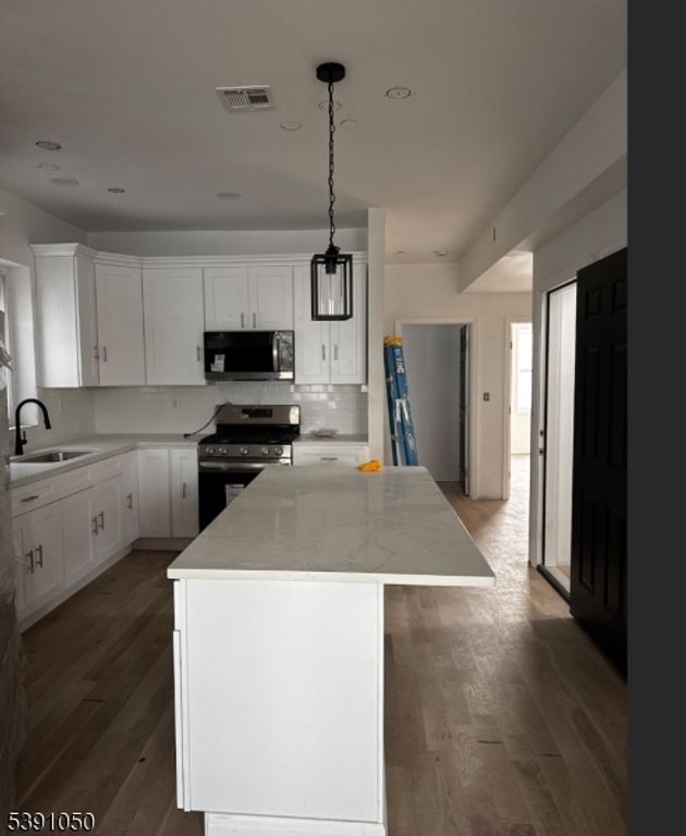 696 Dr Martin Luther King J, Newark City, NJ 07102