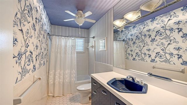 660 GOLDEN GATE POINT 51 & 52, Sarasota, FL 34236