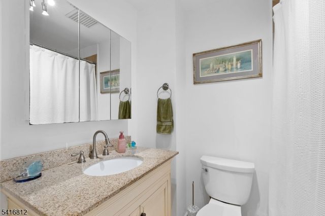 34 Seminole Ave, Oakland Boro, NJ 07436