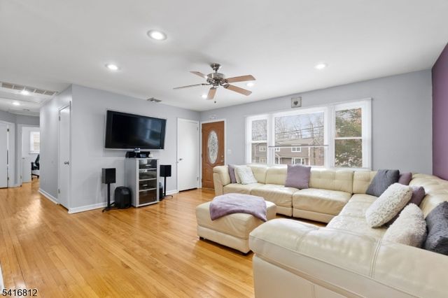 34 Seminole Ave, Oakland Boro, NJ 07436