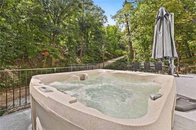 15 Dearhurst Road, Rogers, AR 72756