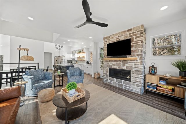 15 Dearhurst Road, Rogers, AR 72756