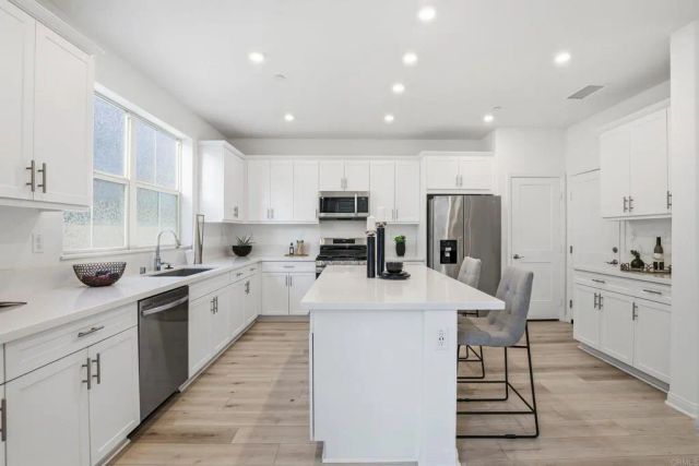 1700 Laurelwood Way, Oceanside, CA 92056