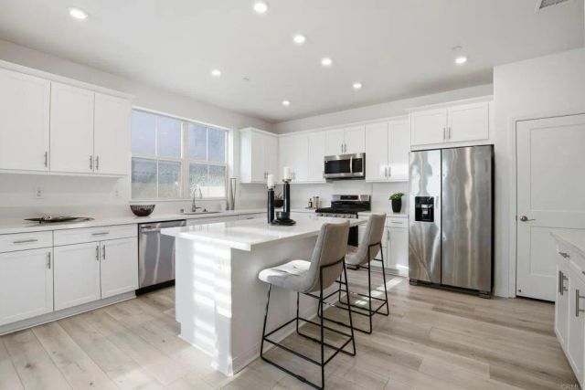 1700 Laurelwood Way, Oceanside, CA 92056