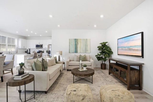 1700 Laurelwood Way, Oceanside, CA 92056