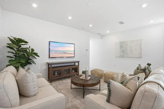 1700 Laurelwood Way, Oceanside, CA 92056