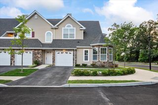 21 Steven Circle 21, Dix Hills, NY 11746