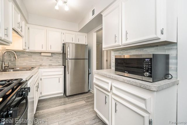 54795 Shelby Road 87, Utica, MI 48316