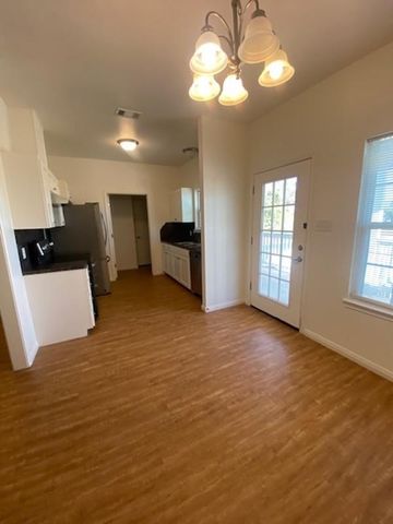 112 Palmo DR, Luling, TX 78648