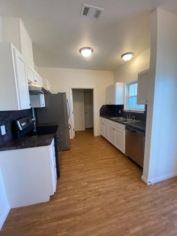 112 Palmo DR, Luling, TX 78648