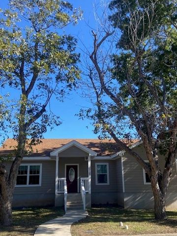 112 Palmo DR, Luling, TX 78648