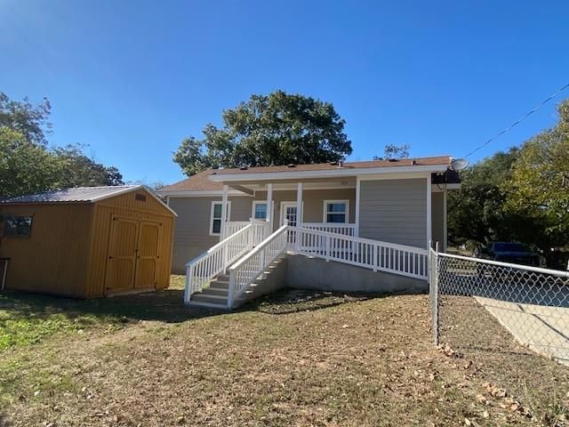 112 Palmo DR, Luling, TX 78648