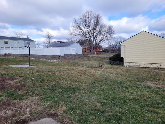 41 Meadow Wood Drive, Florence, KY 41042