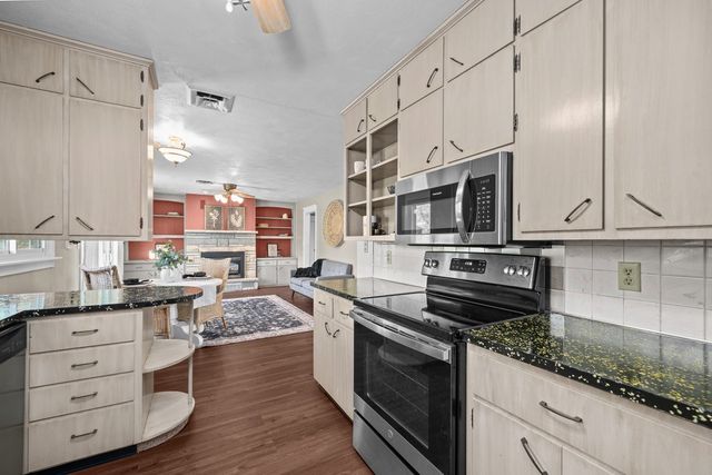 1104 3rd Street, De Witt, IA 52742