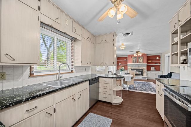 1104 3rd Street, De Witt, IA 52742