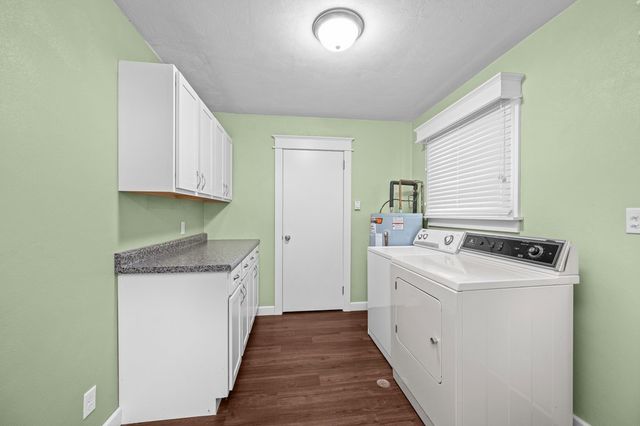 1104 3rd Street, De Witt, IA 52742