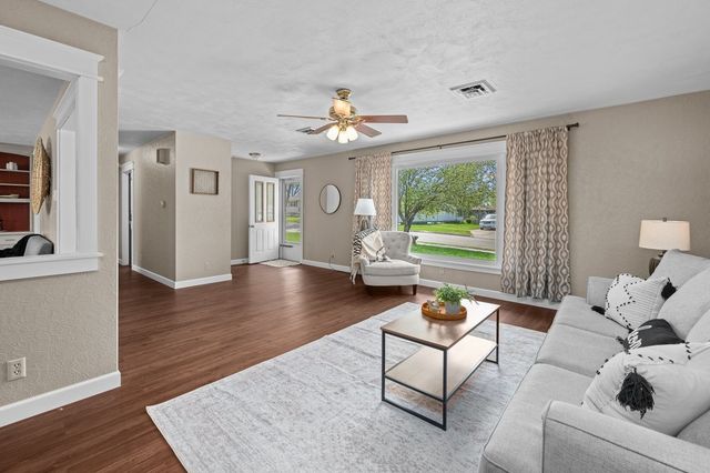 1104 3rd Street, De Witt, IA 52742