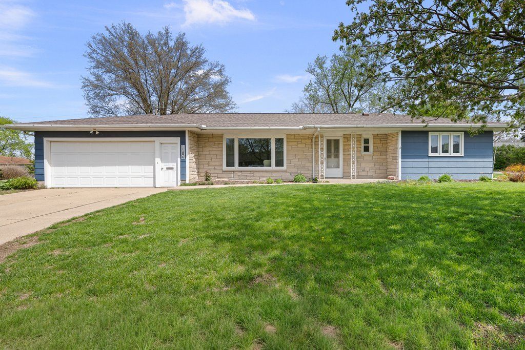 1104 3rd Street, De Witt, IA 52742