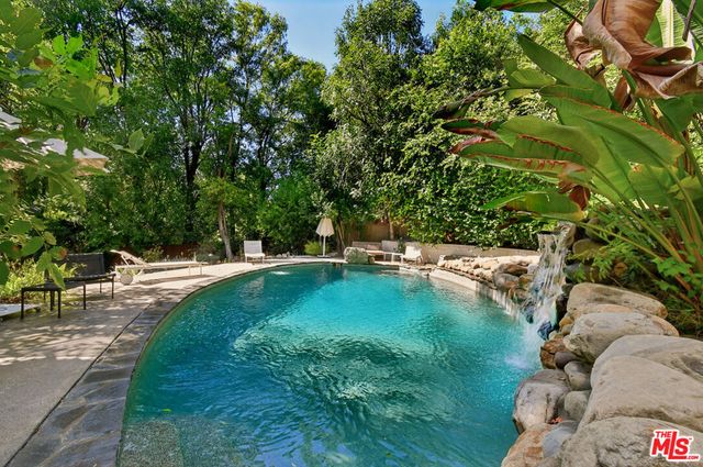 17269 Oak View Drive, Encino, CA 91316
