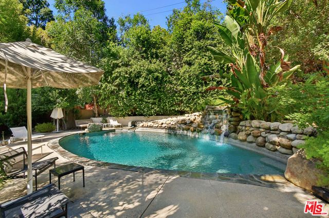 17269 Oak View Drive, Encino, CA 91316