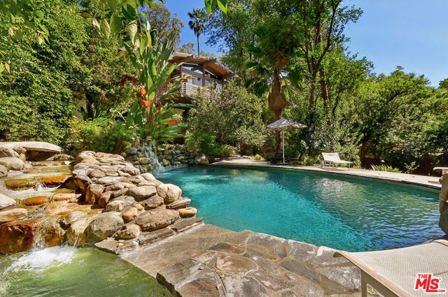 17269 Oak View Drive, Encino, CA 91316