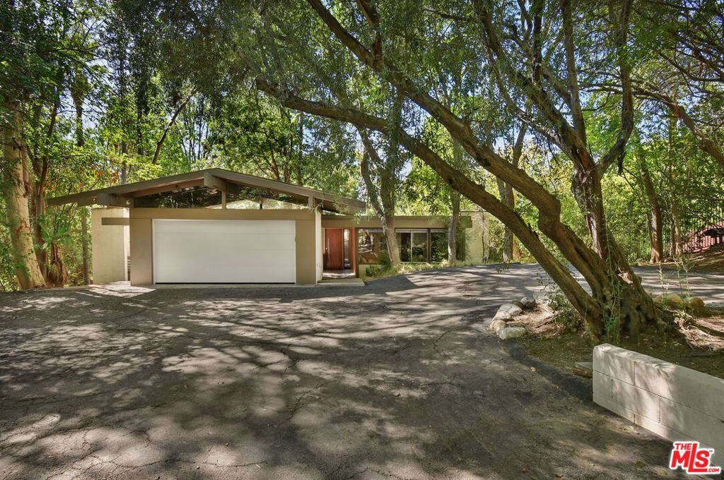 17269 Oak View Drive, Encino, CA 91316 — photo 2