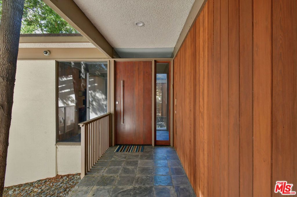17269 Oak View Drive, Encino, CA 91316 — photo 3