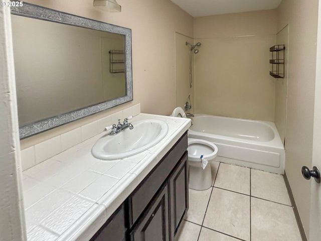 4111 Ne 3RD St, Gresham, OR 97030