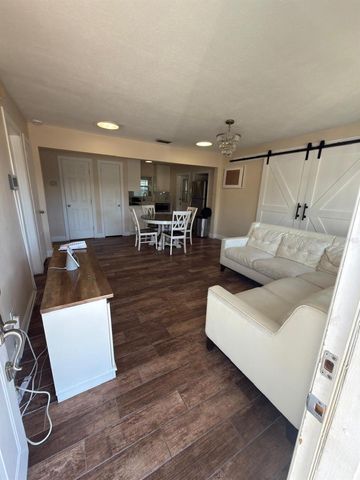810 W 113TH AVENUE, Tampa, FL 33612