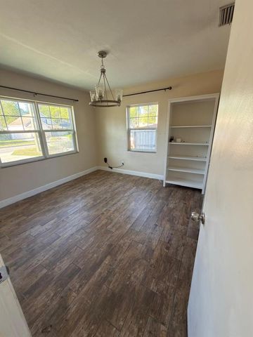 810 W 113TH AVENUE, Tampa, FL 33612
