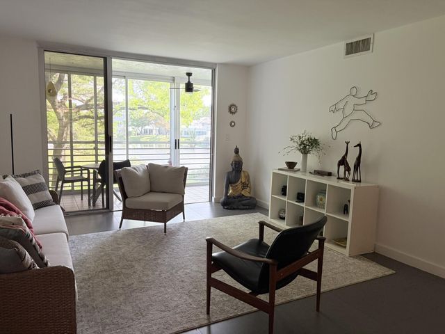 3503 Oaks Way 202, Pompano Beach, FL 33069