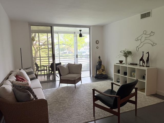 3503 Oaks Way 202, Pompano Beach, FL 33069