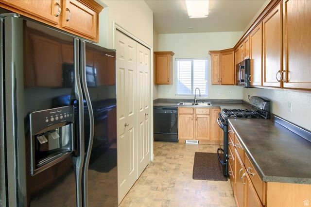 1581 WYNGATE PARK DR, South Jordan, UT 84095