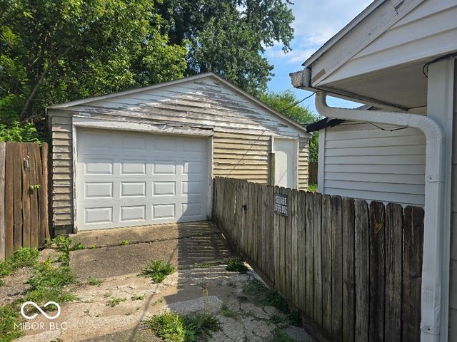 8203 E 48th Street, Indianapolis, IN 46226