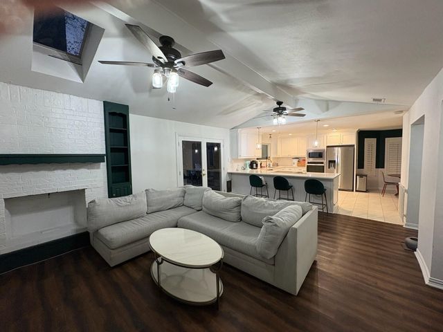 2925 Ridgewood Drive, Hurst, TX 76054