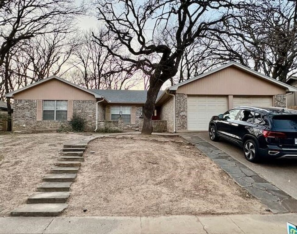 2925 Ridgewood Drive, Hurst, TX 76054