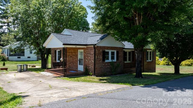 111 Cross Memorial Avenue, Morganton, NC 28655