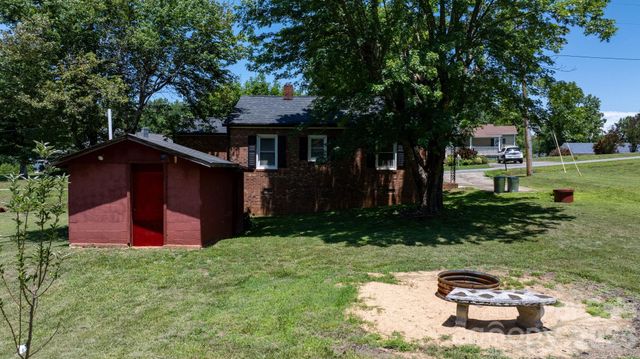 111 Cross Memorial Avenue, Morganton, NC 28655