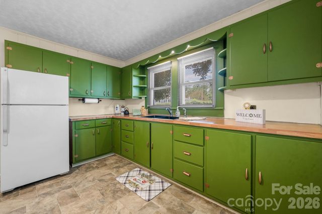 111 Cross Memorial Avenue, Morganton, NC 28655