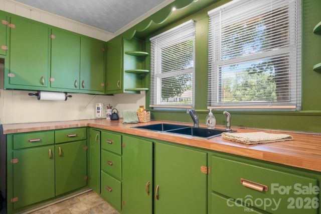111 Cross Memorial Avenue, Morganton, NC 28655
